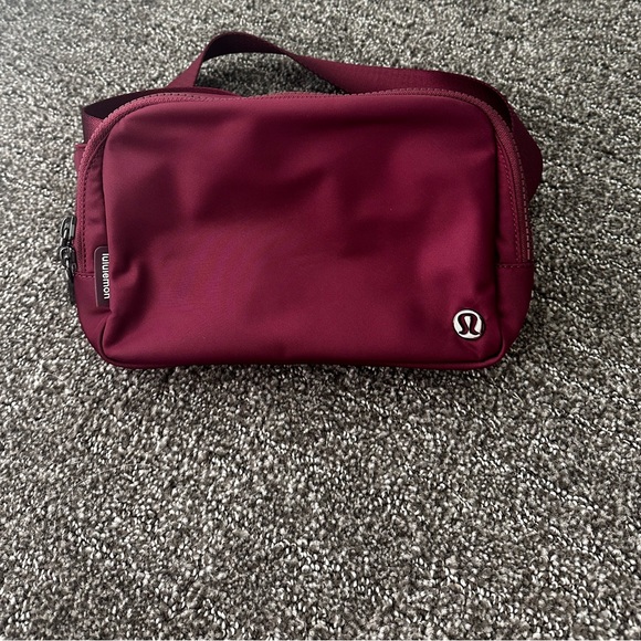Lululemon 2L maroon - Picture 6 of 6